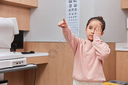 医院检查视力的小女孩背景图片