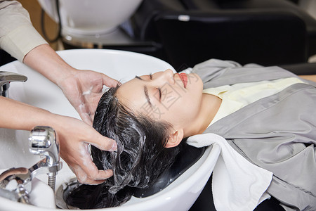理发师给女顾客洗头美发高清图片素材