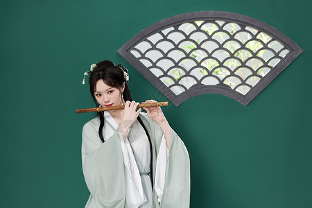 国风传统古装美女吹竹笛图片