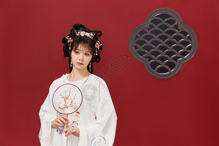 中国风传统古装美女拿梅花扇子图片