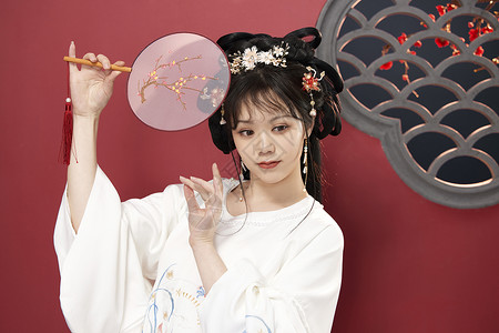 国风传统汉服美女手拿梅花圆扇背景图片
