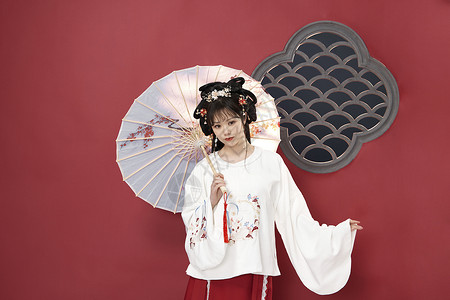 撑油纸伞的古装梅花汉服美女背景图片