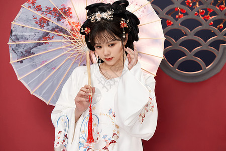 红色梅花暗纹伞撑油纸伞的汉服古典美女背景