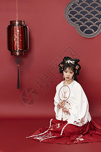 中国风传统汉服美女手拿梅花扇背景图片