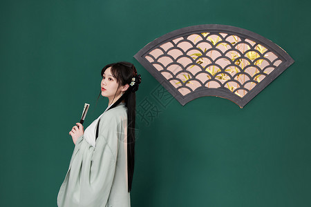 中国风汉服美女拿折扇背景图片