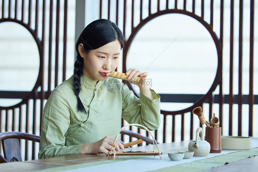 茶文化的青年女性图片