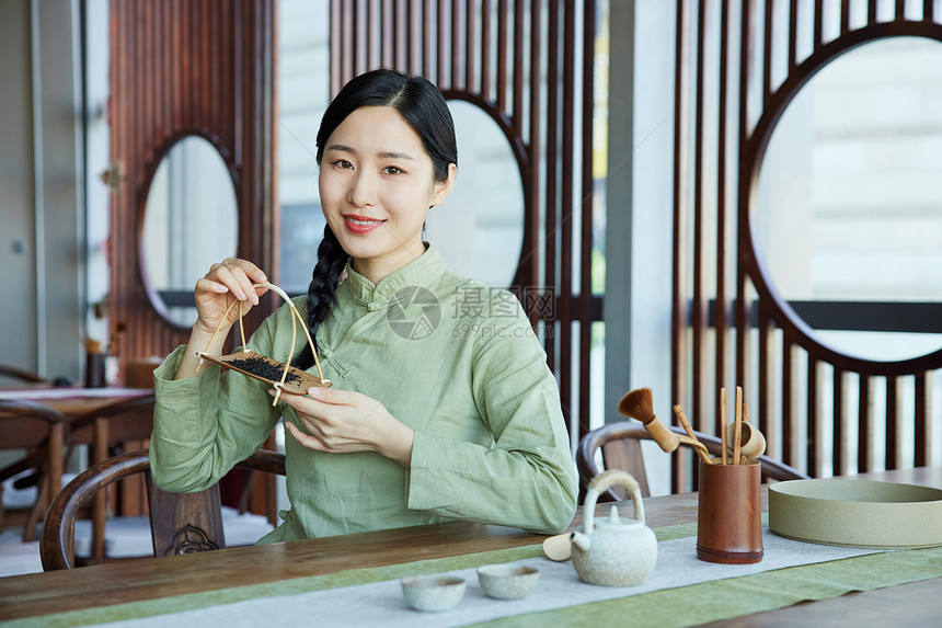 体验传统茶文化的青年文艺女性图片