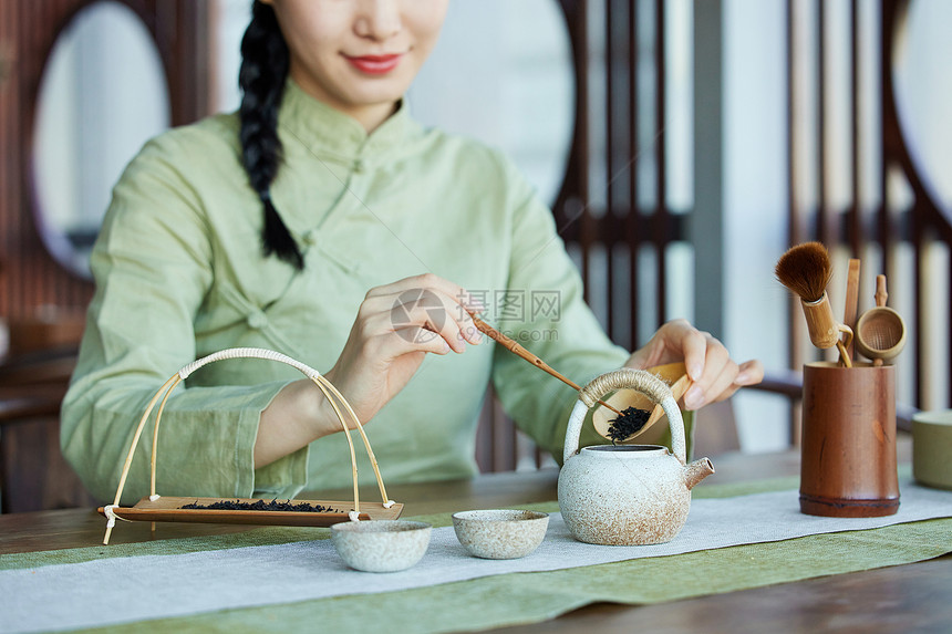 体验茶文化的青年文艺女性图片