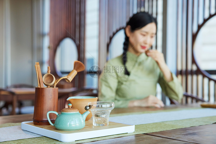 学习茶文化的青年女性图片