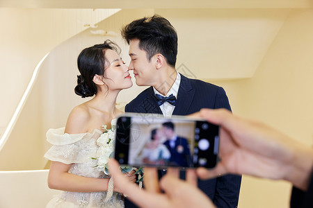 手机记录新郎新娘结婚背景图片