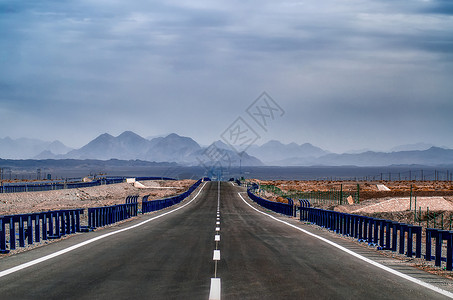 通往山峰的公路图片