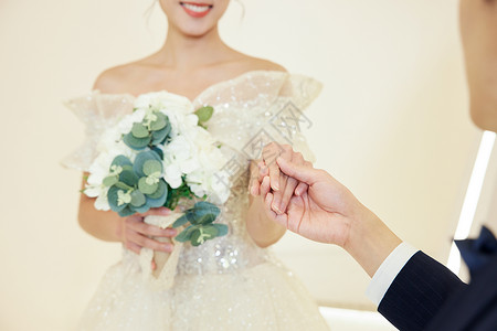 婚礼上牵手的新郎新娘背景图片
