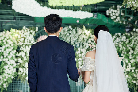 青年男女步入婚姻殿堂背影结婚高清图片素材