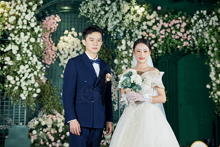 青年新郎新娘步入婚姻殿堂背景图片
