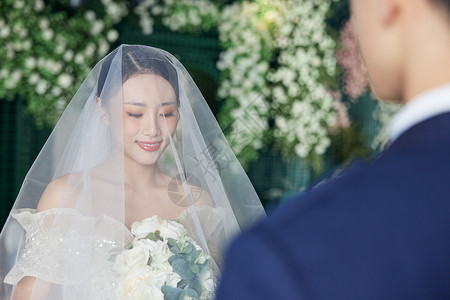 新婚夫妻举行婚礼图片