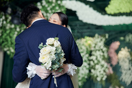 婚礼上幸福拥吻的新郎新娘图片