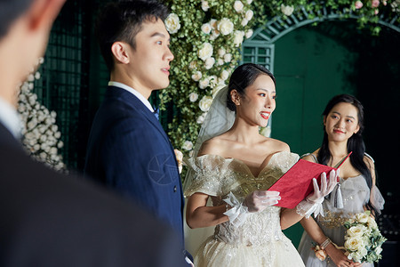 读结婚宣誓词的新娘高清图片