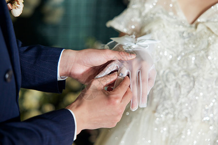 婚礼上的新郎新娘互戴戒指背景图片