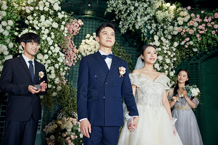 酒店举行婚礼的新郎新娘形象庆祝高清图片素材