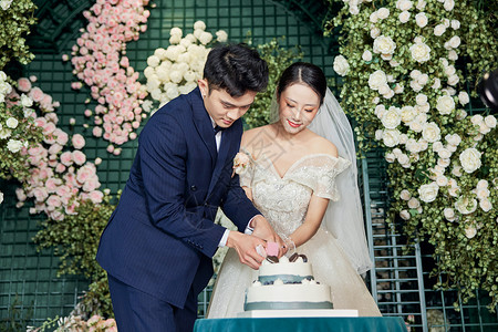 婚礼上的新郎新娘切蛋糕高清图片
