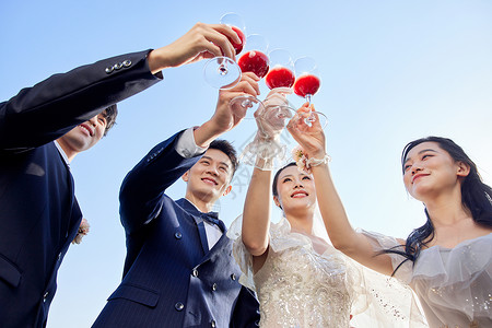 户外举行婚礼的新人喝红酒庆祝新婚图片