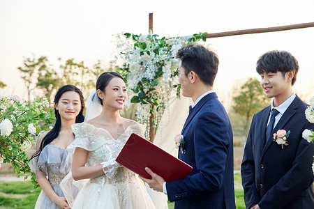 婚礼上读宣誓词的新婚夫妻背景图片