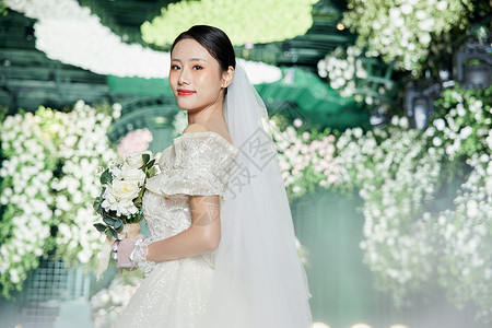 穿婚纱的女性步入婚姻殿堂背景图片