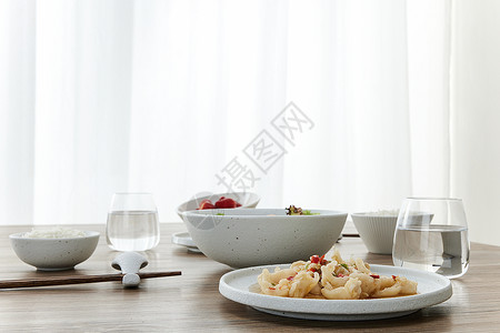 北欧式餐桌上的美食背景图片