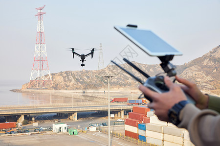 无人机拍照航拍摄影师使用无人机勘探港口手部特写背景