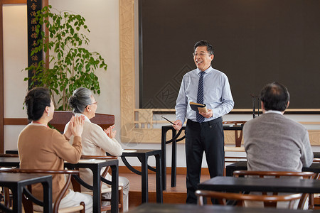 听老年大学课堂的老人养老高清图片素材