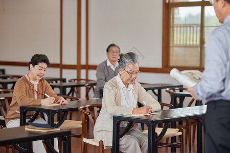 参加老年大学课堂的老人学习听讲退休高清图片素材