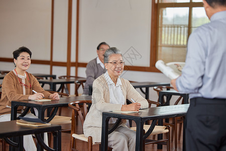 老人课堂参加老年大学课堂学习的老人背景