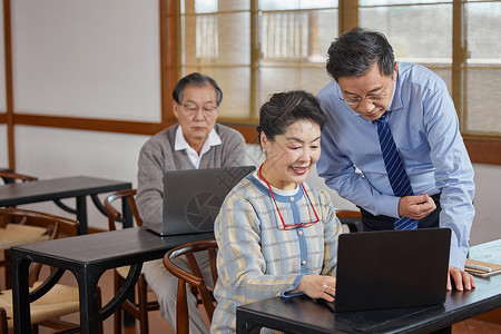 参加老年大学的老年人学习电脑图片