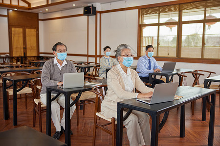 戴口罩上课的老年人学生高清图片素材