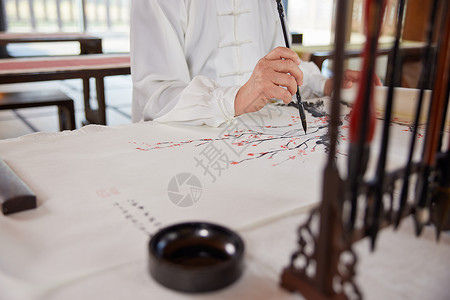 学习国学穿着传统服饰画国画的老年人特写背景