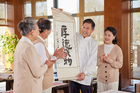 幸福晚年毛笔字聚会欣赏书法的老年人背景