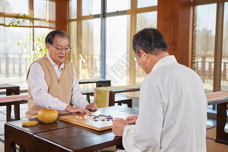 一起下棋的老年人高清图片