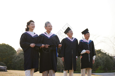 穿着学士服的老年人毕业图片