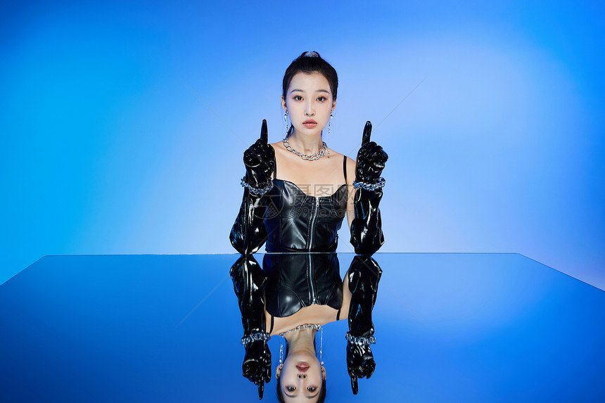 未来科技感少女虚拟操作形象图片