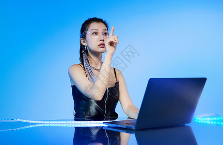 未来科技感少女虚拟操作电脑图片