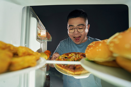 半夜肥胖男青年冰箱吃披萨图片