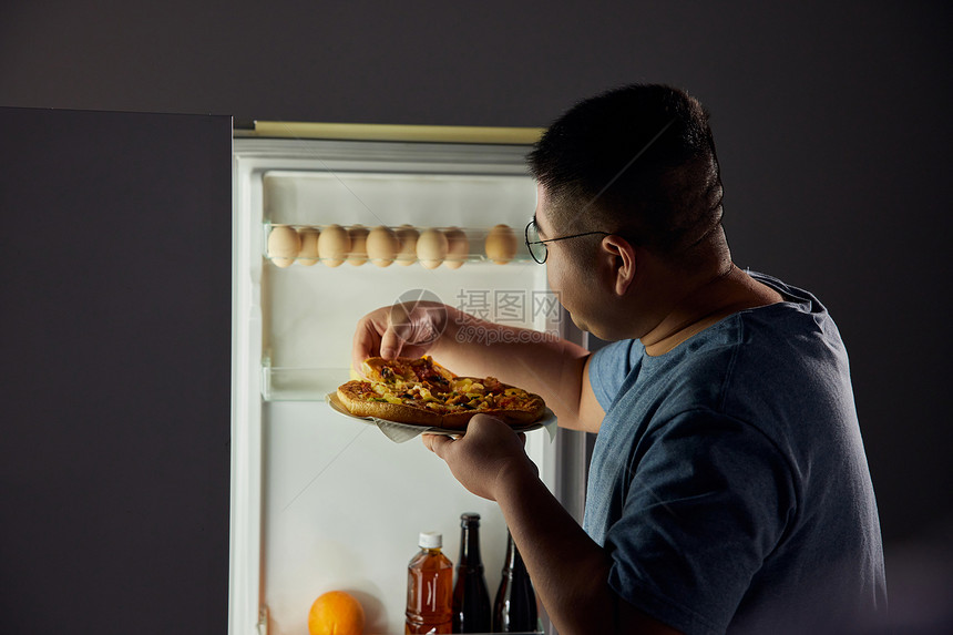 半夜肥胖男青年冰箱吃披萨图片