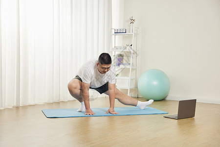 胖子男生瑜伽垫运动图片