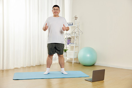 胖子男生瑜伽垫锻炼运动图片