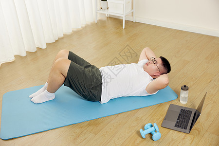 胖子男生瑜伽垫运动锻炼图片