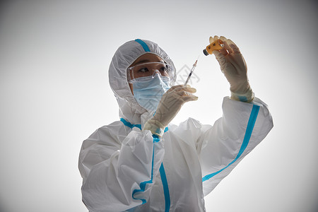 穿防护服的医护人员注射疫苗图片