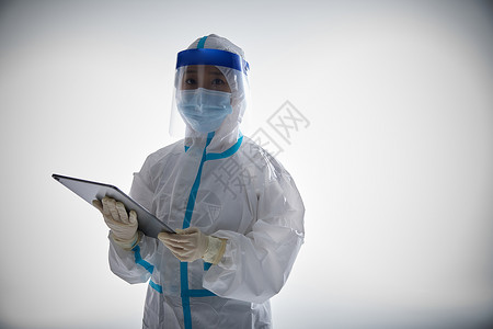 穿防护服的医护人员手拿平板电脑国际护士节高清图片素材
