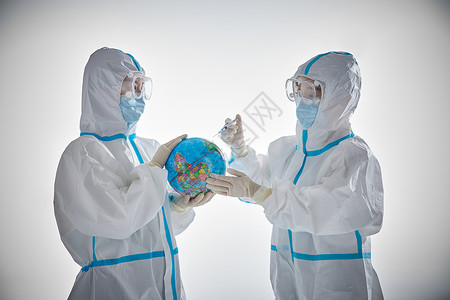 穿防护服的医护人员为地球注射疫苗图片