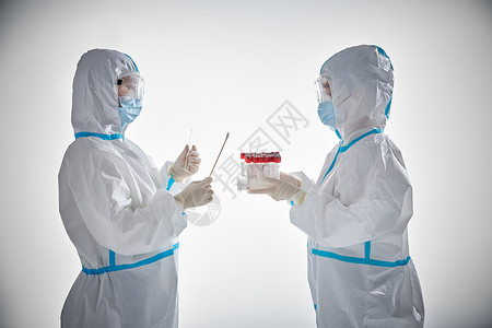 起士蛋糕穿防护服的医护人员手拿核酸样品背景