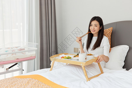 在家坐月子的产妇吃月子餐专业高清图片素材
